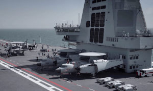 中国又要“背锅”了？美军舰载机接连坠入南海，中国2艘航母就在附近