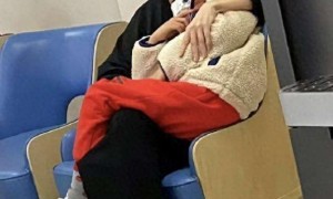 杨颖送8岁小海绵找爸爸，黄晓明亲儿子额头，父子一起练字超有爱