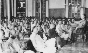 晚清老照片：女子毫不避讳展示三寸金莲，清朝学堂初具现代风格