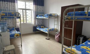 四川西昌一学校“两名学生挤一张床睡”？学校：新生增加床位紧张，目前已实现“一生一铺”