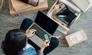 “99.21%男性过劳猝死”“女性月均消费破万”？这份刷屏的“报告”翻车了！