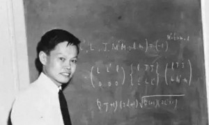 原创 
            八宝山告别后争议四起：杨振宁遗体盖国旗被喷，翁帆婚姻再被挑刺