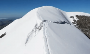 康定那玛峰一人滑坠落崖，当地教体局：人找到了，已死亡