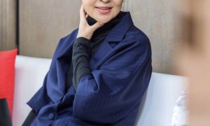 倪萍瘦身后现身机场,一套风衣阔腿裤的气质穿搭,60岁高调美回来