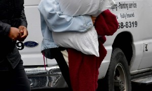 原创 
            贾斯汀·比伯和海莉搬入豪宅啦!可爱的比伯还抱走了自己的枕头