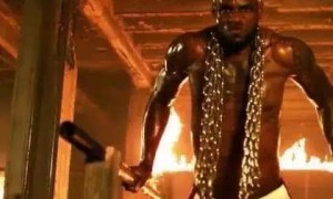 世界体坛巨星谁戴金项链最豪?巴神戴2条,梅威瑟带3条,他带25斤