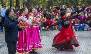 【深度】大妈的消费世界:60000元买舞裙,600元出国玩