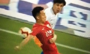 原创 
            选择性执法?山东鲁能被漏掉的判罚,是任务?还是选择性执法?