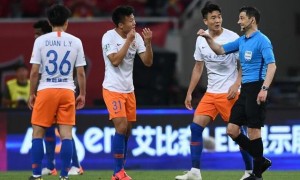 原创 
            2019赛季中超山东鲁能屡受打压!球迷建议:脱离中超,去其它联赛