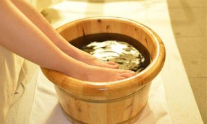 泡脚时加姜、盐、白醋,真的可以防病治病吗?
