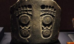 原创 
            龙门石窟的缝隙中有个未完成雕刻,专家说:这个神秘石雕挺重要