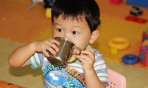 医生劝告:夏季再热,4件事别做,娃生病体质差,中招的赶紧改!