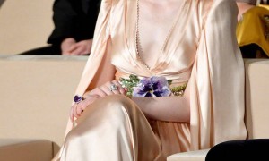 原创 
            惊艳戛纳的“发光女孩”,红唇披风,大气唯美,网友:仙女本仙