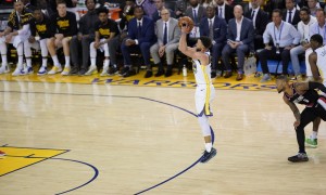 15日综述:西决G1勇士开门红 库里平纪录利拉德低迷