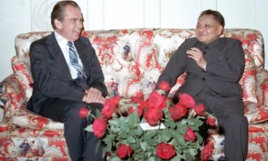 那10年,每一年美国都狠踹中国一脚!