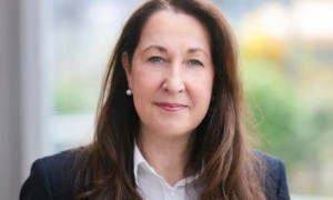 德国新当选女市长被刺成重伤,其向警方指认17岁养女是凶手