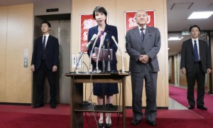 日本“首位女首相”悬了,高市早苗得罪了谁?