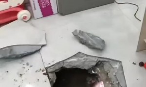 “摸金校尉”打地道潜入缅甸佤邦一金店行窃,将金器打包后从下水道逃跑,当地警方回应