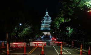 美国政府时隔近7年再关门:总统和国会议员能领工资,这些人必须“无薪上班”