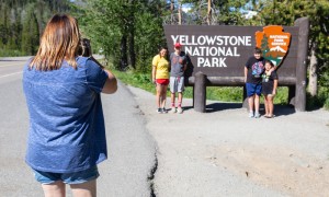 美国政府“停摆”首日:数十万雇员停薪 游客吃“闭门羹”