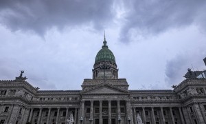 阿根廷众议院通过限制总统令法案