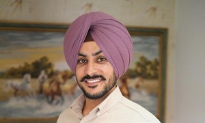 35岁印度著名歌手骑车与牛相撞,抢救11天后身亡