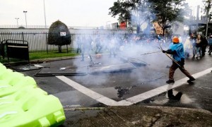 美国驻哥伦比亚大使馆外发生抗议 4名哥警察受伤