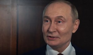 普京透露往事:参加俄知名导演生日聚会时,身上曾被人泼红酒,对方连连道歉