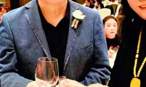 33岁刘欢女儿大婚!染红发纹身很漂亮,父母落泪不舍女儿出嫁