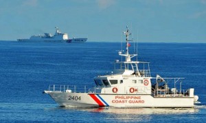 菲律宾宣布大捷,拦截中国渔船缴获战利品?视频一公开,结果是洗洁精瓶子、手套等物品