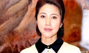 52岁影后颜丙燕正式官宣恋情,自曝情迷小20岁男友,两人曾被误认为母子