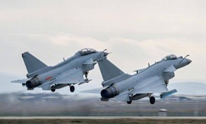 猛龙缠斗应龙!歼-10S咬尾歼-11BS,干扰弹雨难逃实战宿命